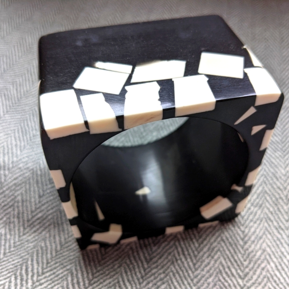 Square bangle in black and white, size: 8.24in